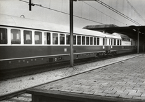 169794 Afbeelding van de internationale trein Rheingold langs het perron van het N.S.-station Amsterdam Amstel te Amsterdam..
